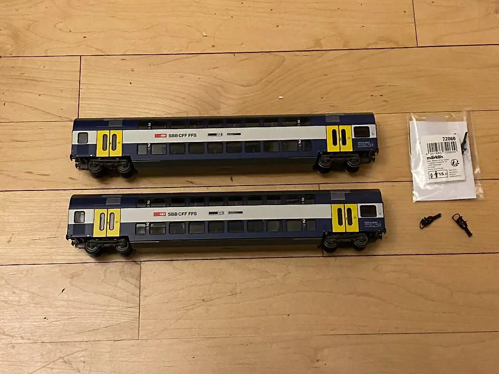 SBB ZVV 2 Dostos aus Märklin Set 28505, 2. Kl. Wagen, gelb