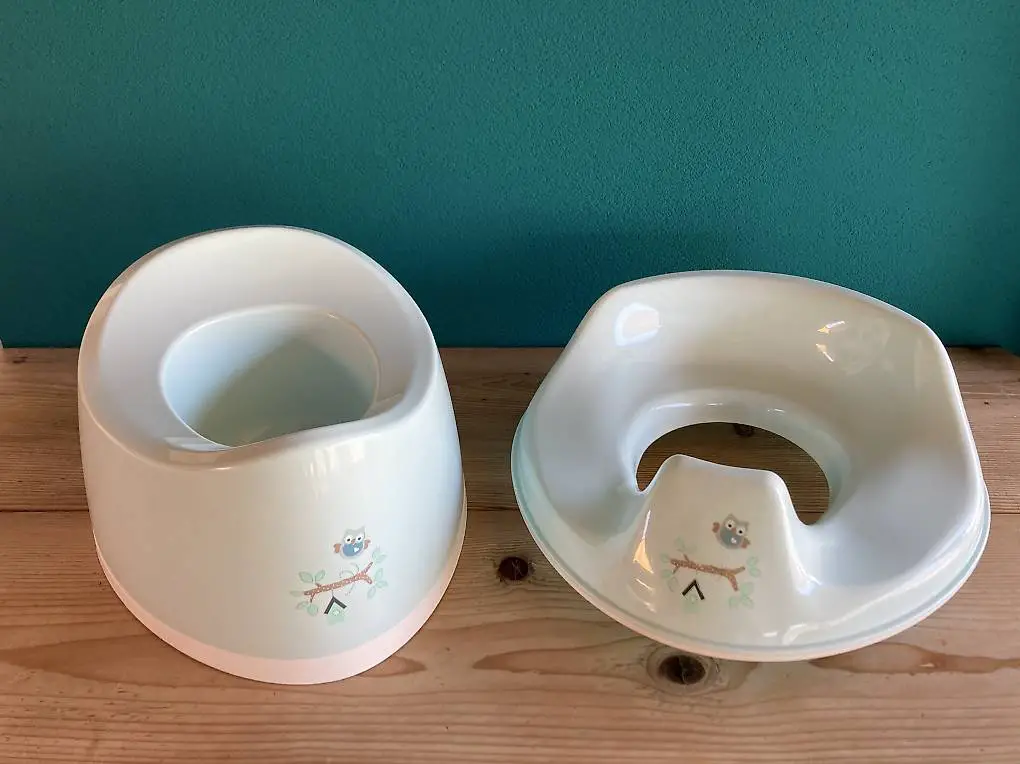 Toilettensitz und Töpfchen mit niedlichem Design