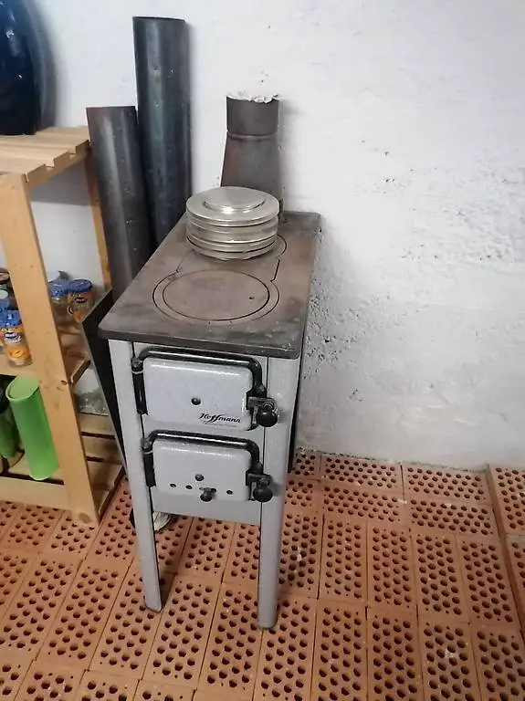 Alter Ofen mit Herdplatten