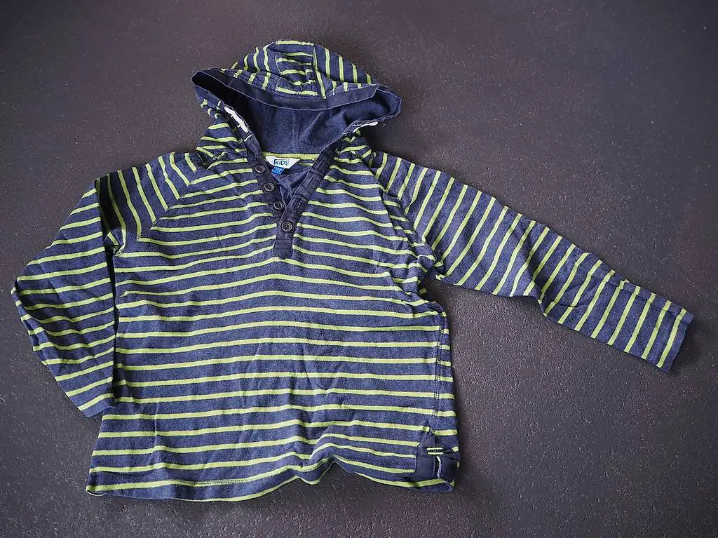 Kapuzenpullover von KIDS (Grösse 122)