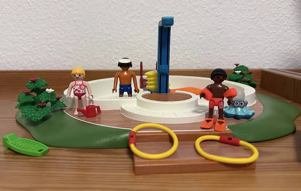 Playmobil Family Fun Nr 9422 Swimmingpool mit Pump Dusche