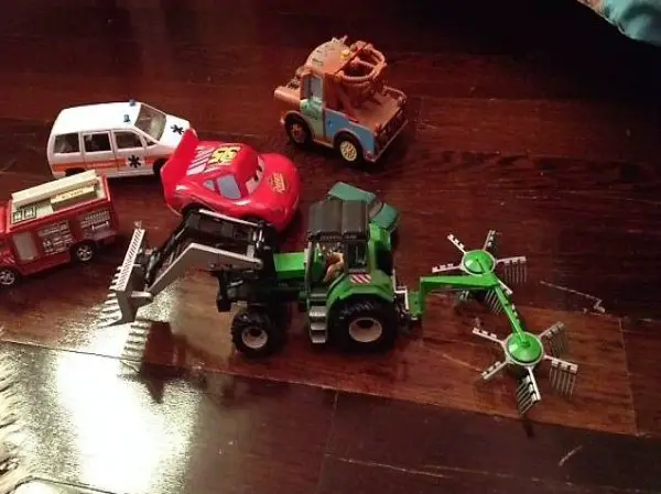 Camion escavatore e macchinine giocattolo