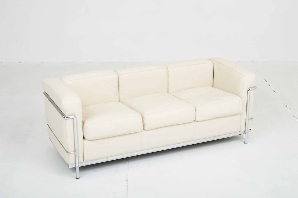 Cassina LC2 3er Sofa von Le Corbusier in cremefarbenem Leder