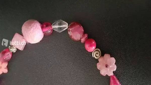 Halskette mit rosa und roten Steinen (verschiedenen Formen)
