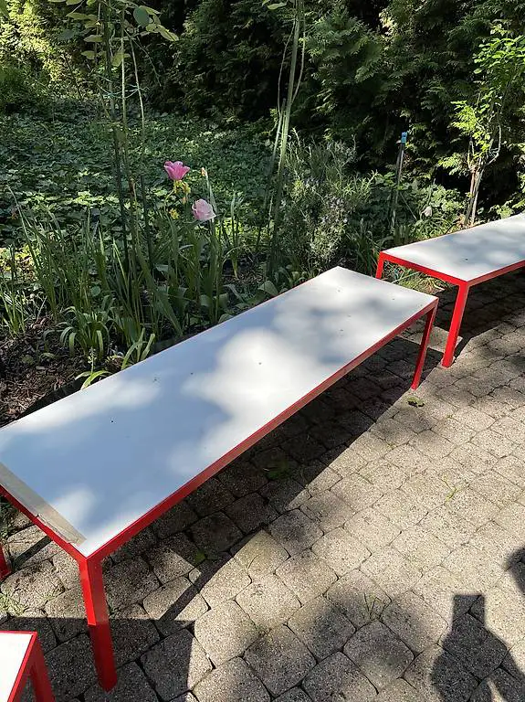 Bank Regal Ablage rot