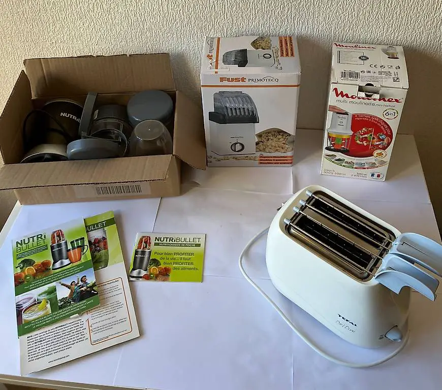 Lot de 4 appareils electromenageres - 4 kitchen appliances