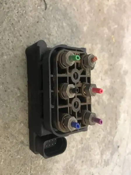 Audi A6 C6 Luftfahrwerk Verteiler gebraucht