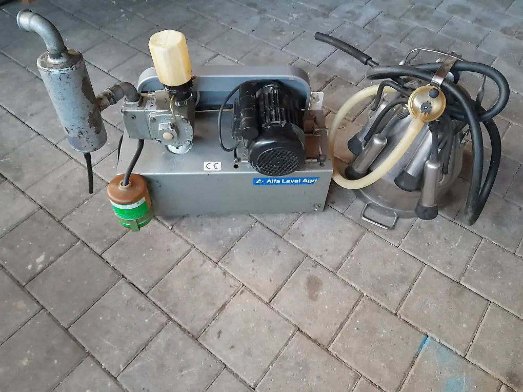 Milchkessel mit Pumpe