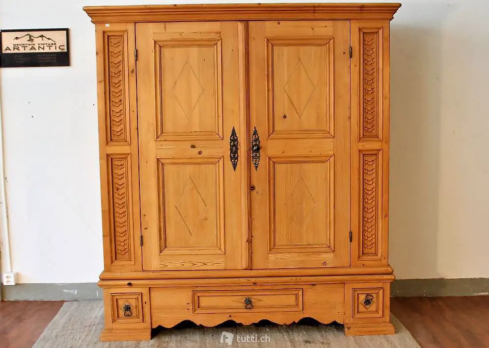  Biedermeier Schrank. Doppeltüre. AUSSTELLUNGSSTÜCK.