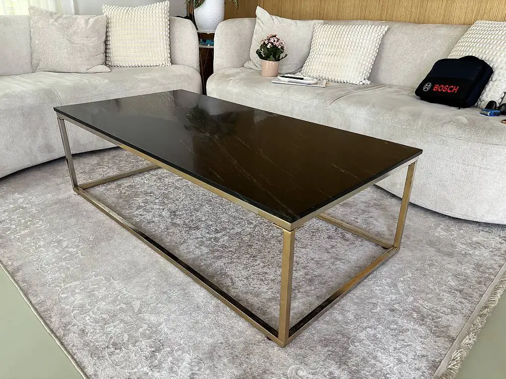 Wohnzimmertisch mit Marmorplatte
