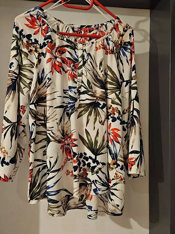 Neu: Bluse langarm mit Blumenmuster - Gr.48