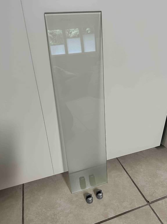 Wandtablar aus Milchglas