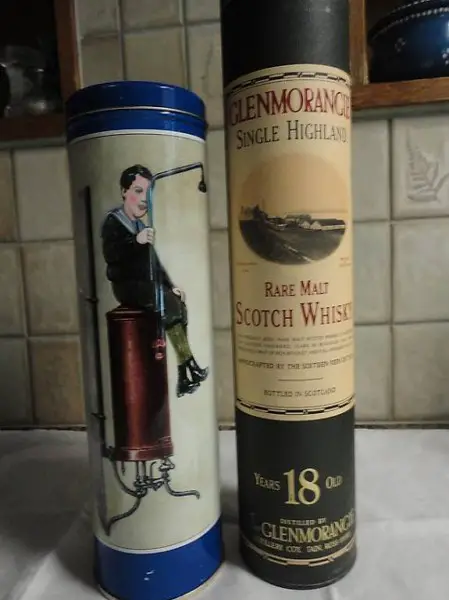  Blechdose, Sammelbüchse, Mann auf Ofen, und GLENMORANGIE