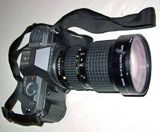 Pentax P30T, Objektiv Pentax-A 28-135 1:4, Blitz AF200T