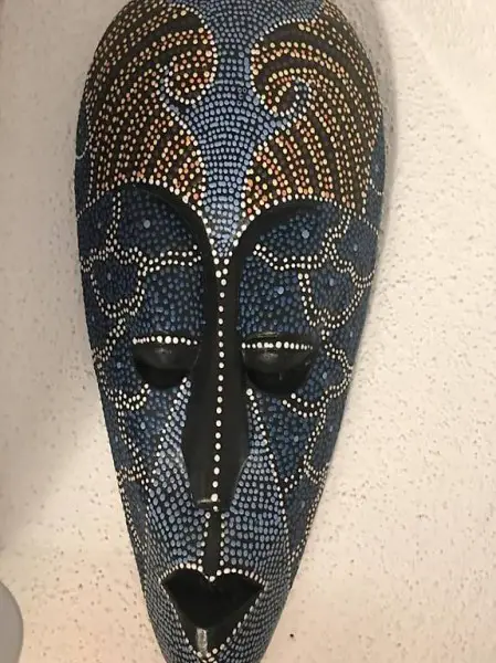 Maschera africana colorata