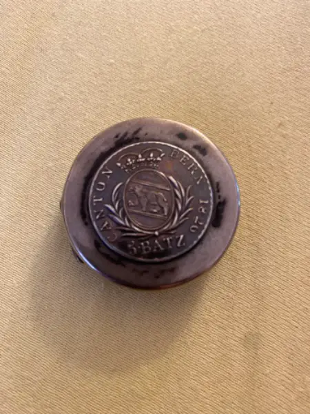 Sehr alte Pillendose mit Münze