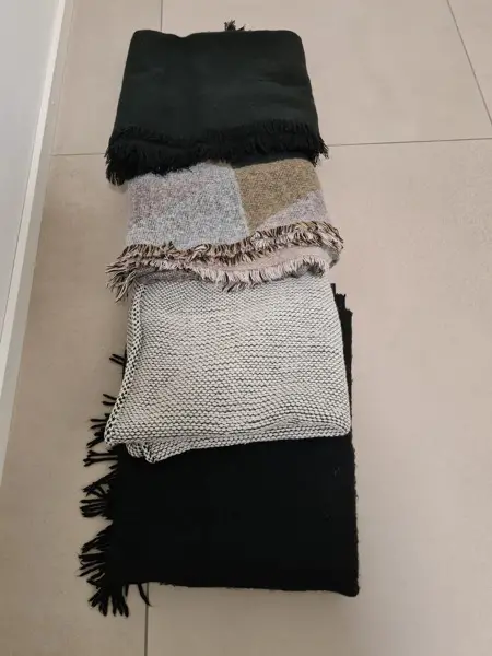 Schals in diversen Farben & Muster