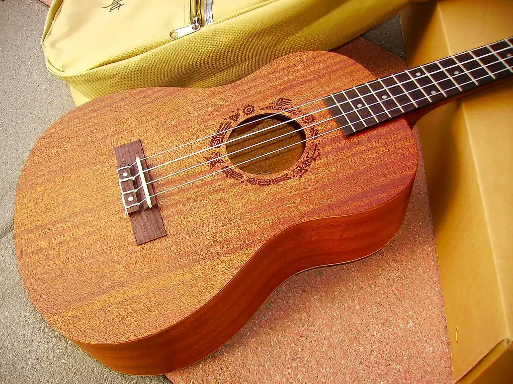 Bariton-Ukulele FLIGHT Modell NUB-310 mit Etui