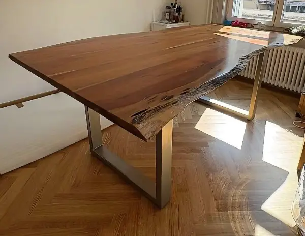 Baumkantentisch aus Holz Akazie mit Metalluntergestell