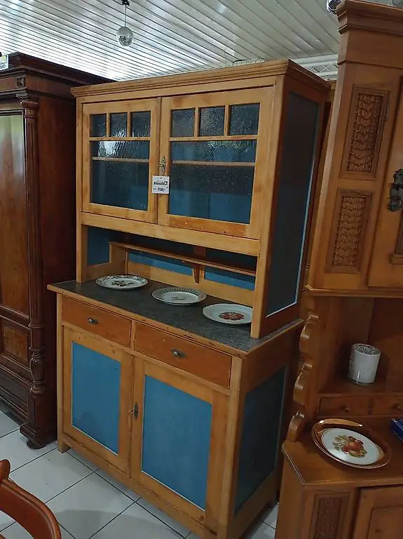 Herziges Küchenbuffet mit blauen Farbtupfer, Nadelholz