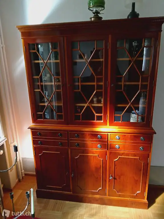 Wohnzimmerschrank