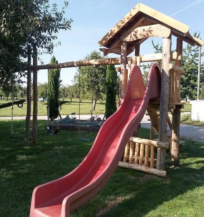 Spielturm mit Doppelschaukel und Rutschbahn zu verkaufen