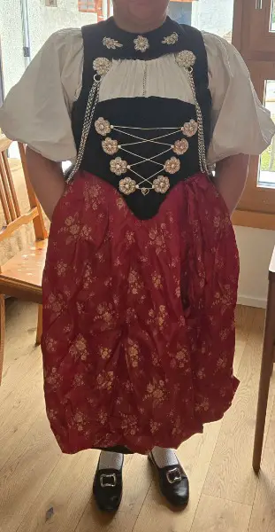 Berner Sunntig Trachten mit alles accessoires