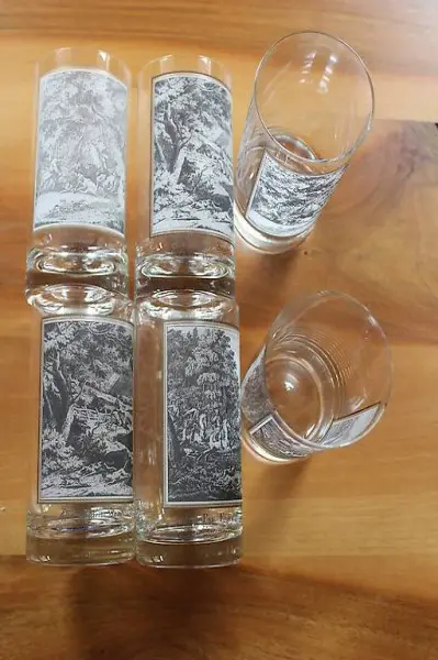 Glaser mit Jagdmotiven