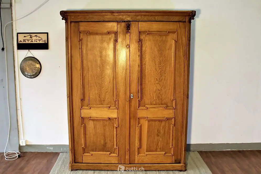  Eichenschrank antik mit 2 Türen. Massiv.