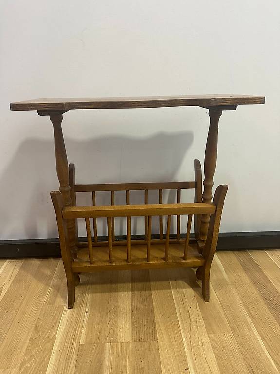 Zeitungsständer aus Nussbaumholz