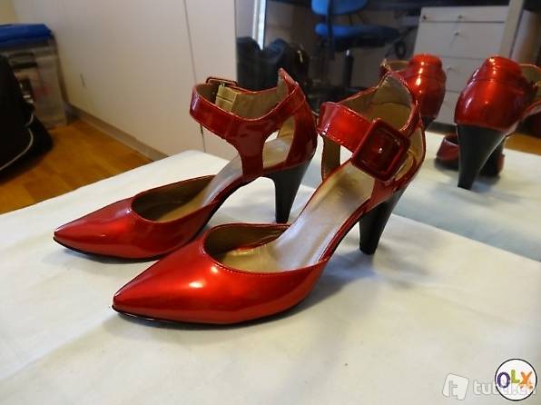 Rote Lackleder Pumps mit Knöchelschnalle