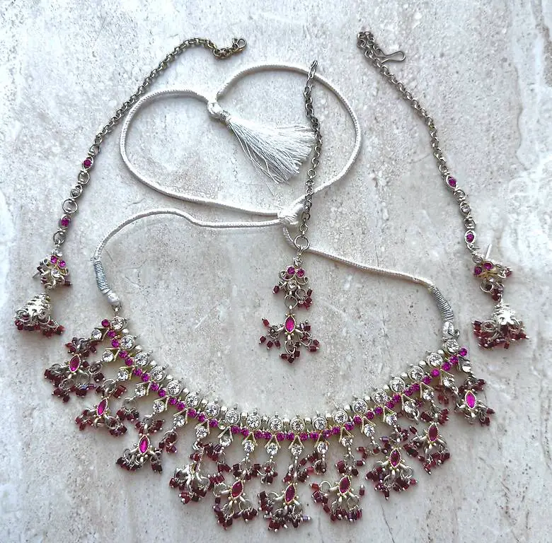 Schmuckset mit Steinen