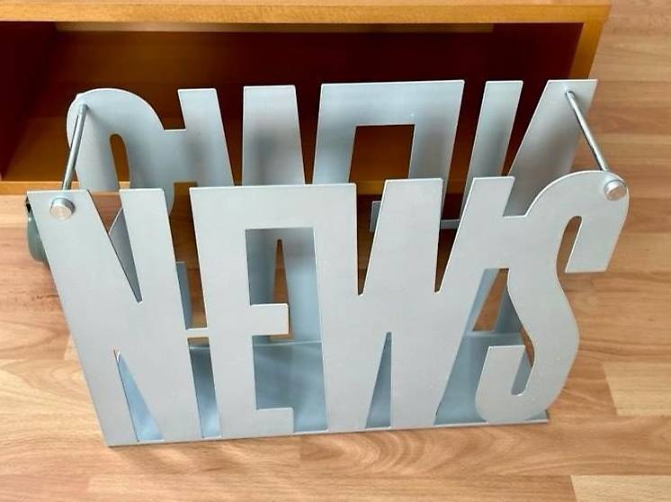Zeitungsständer "NEWS" aus Metall