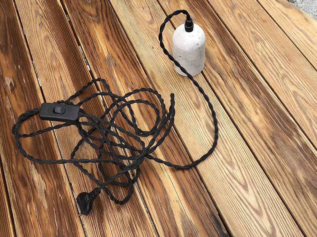 Lampenhalterung Beton mit langem Kabel ~ Lampe