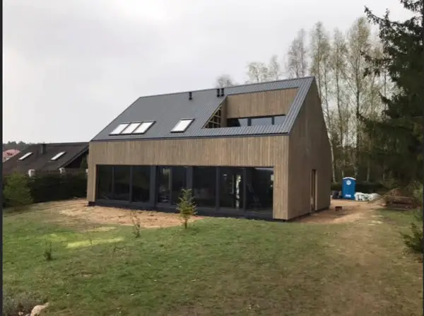 Haus auf einer Stahlkonstruktion