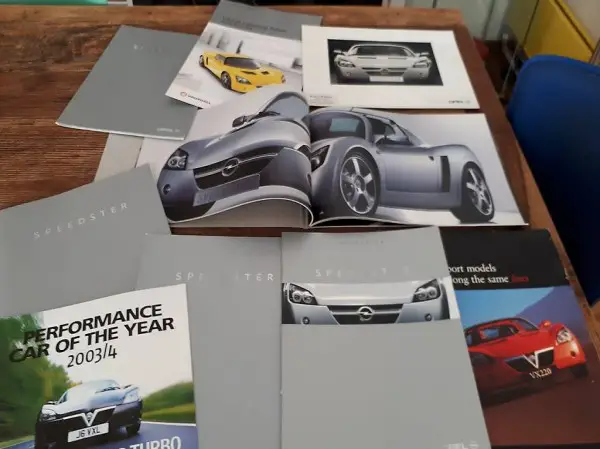 Vendo collezione di depliant Opel Speedster