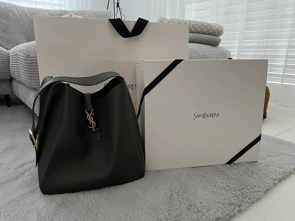 saint laurent le 5 à 7 supple large in grained leather