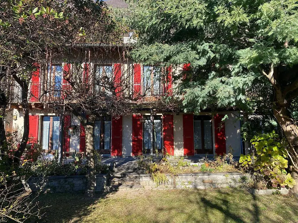 Vendesi casa monofamiliare immersa nel verde