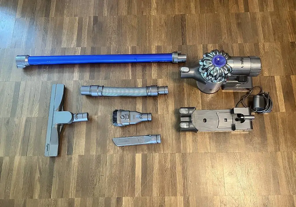 Dyson V6 Fluffy Staubsauger - Akku und Filter neu