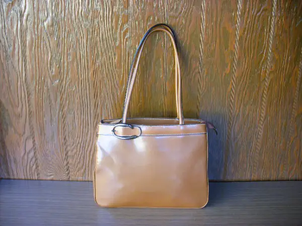 Sac à main brun en bandoulière, en simili cuir