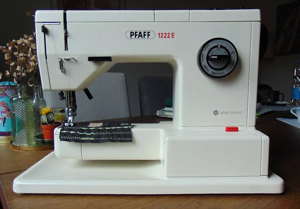 Nähmaschine PFAFF 1222E, mit IDT, ab Service, 6 Mo. Garantie