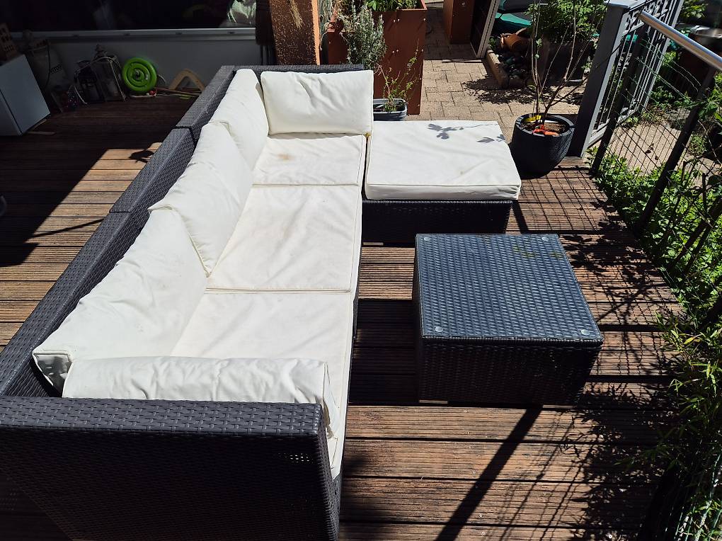 Rattanlounge und Kissenbox