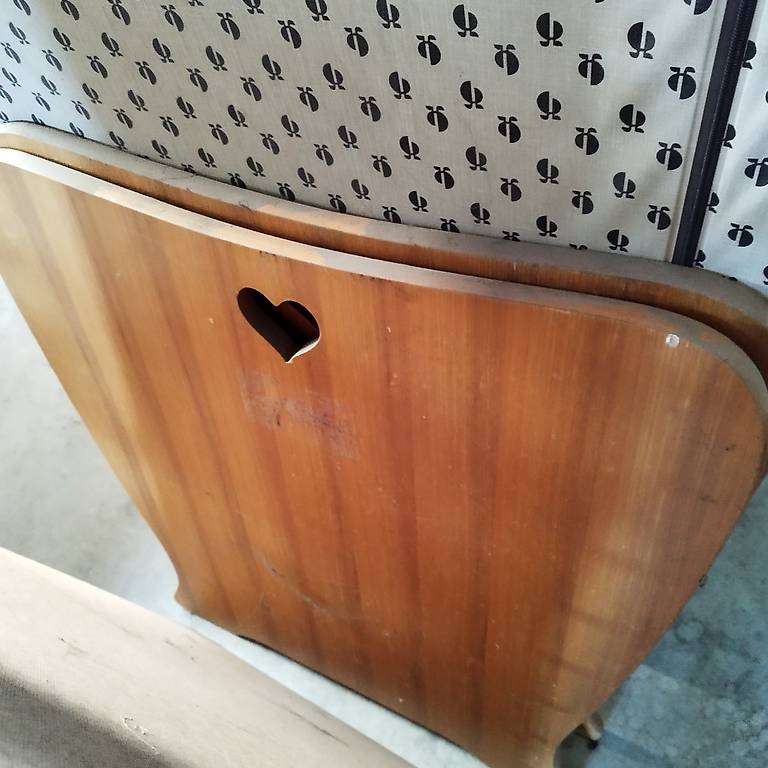 Altes praktisches Kinderbett