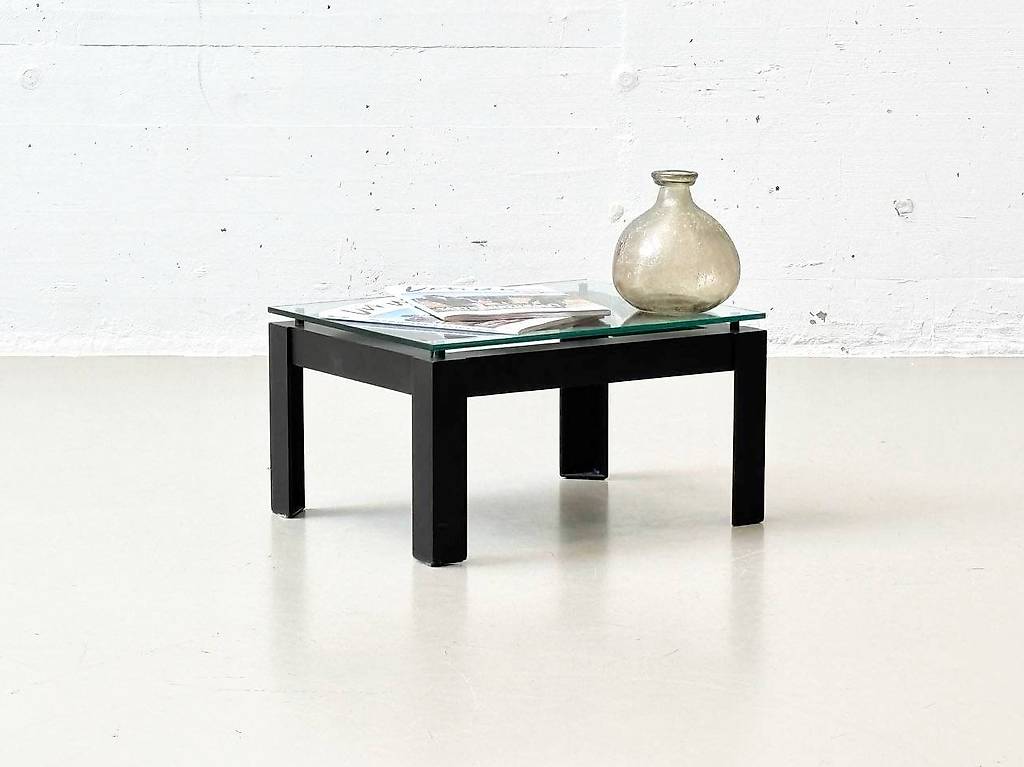 Moderner Couchtisch mit Metallgestell und Glasplatte