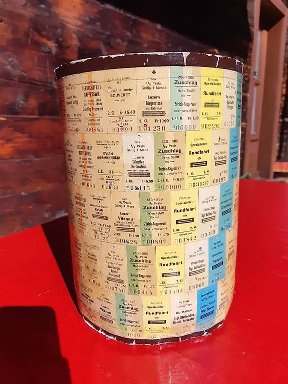 Papierkorb mit Original Kartonbilletten