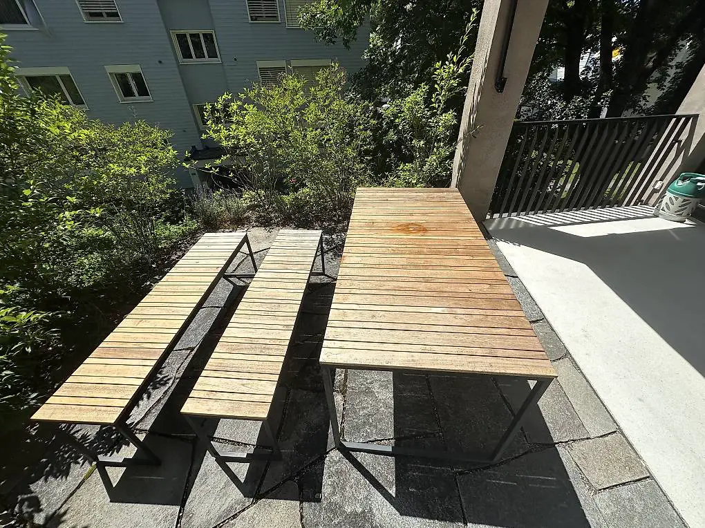 Gartentisch und Gartenbänke