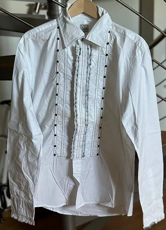 Herrenhemd mit Rüschen