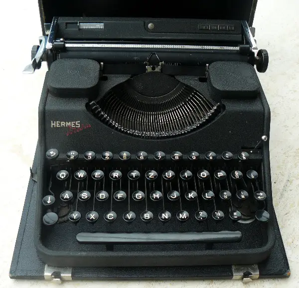 antike Hermes Media - Schreibmaschine im Koffer