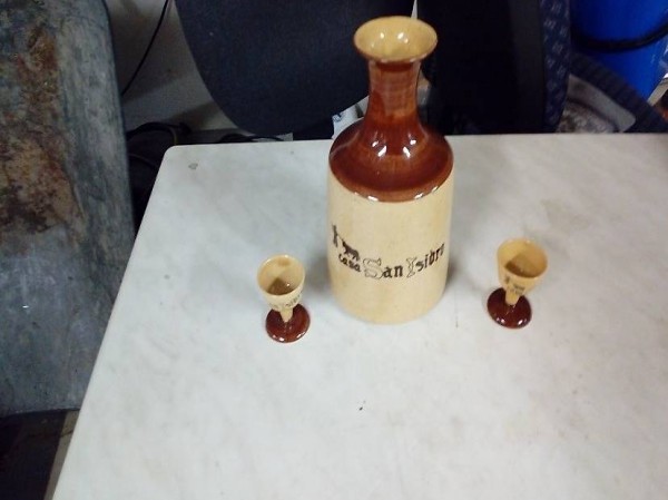 Ein älterer Likörkrug mit 2 kleinen Trinkbecher dazu