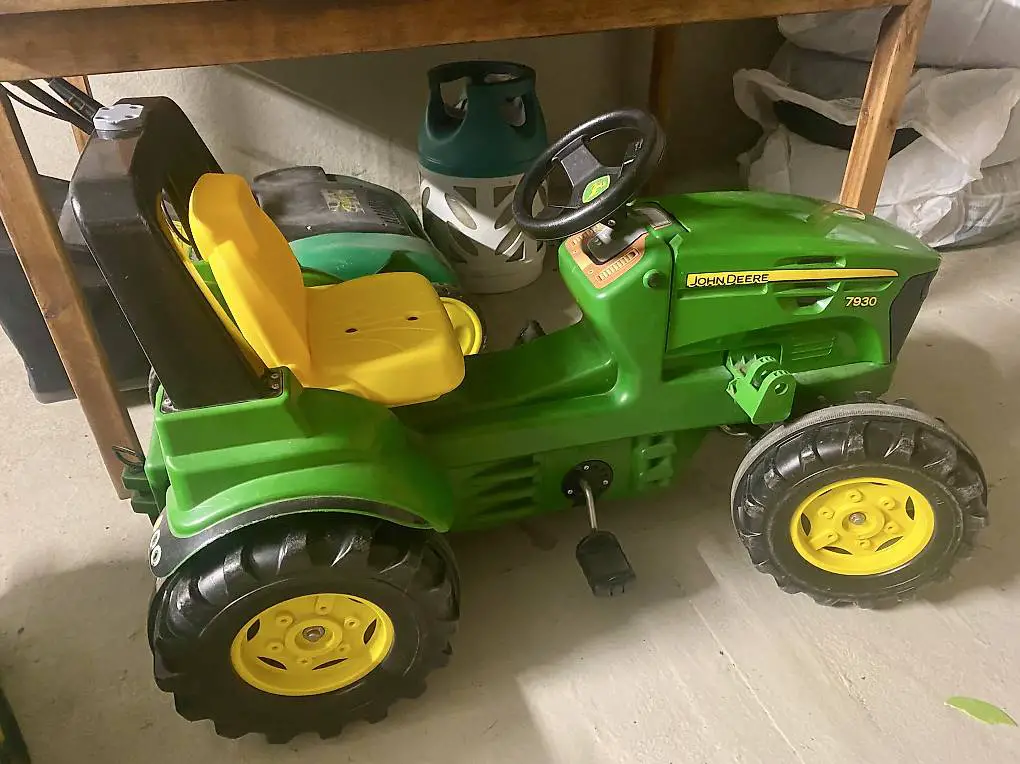 John Deere Tretttraktor mit Anhänger
